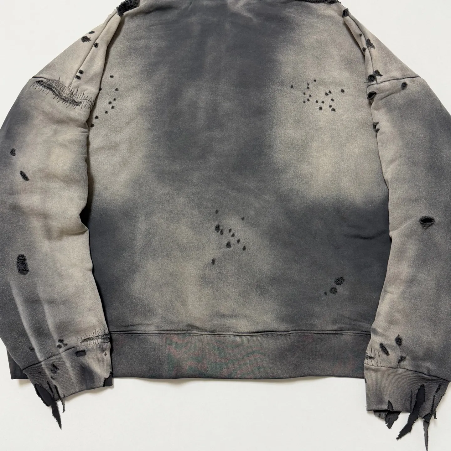 SAINT Mxxxxxx DBL FACE ZIP UP HOODIE/CHARCOAL Double-layer destroyed waffle zipper jacket, washed black S-XL, a style that has been used in the summer. After continuous fine polishing, it has finally been shipped. The finished product is simply a work of art. Super heavy washing to make the weather look old. Multiple water fades. Excessive manual wormhole damage processing. Deconstruction and reorganization embroidery technology. Custom-made zipper with LOGO. The color details of the zipper webbing are also correct. Original grade fruit main label and wash water label. Top purchasing grade. A layer of waffle fabric is added to the inner lining to make the overall texture stronger and increase the comfort and warmth of the wearer.